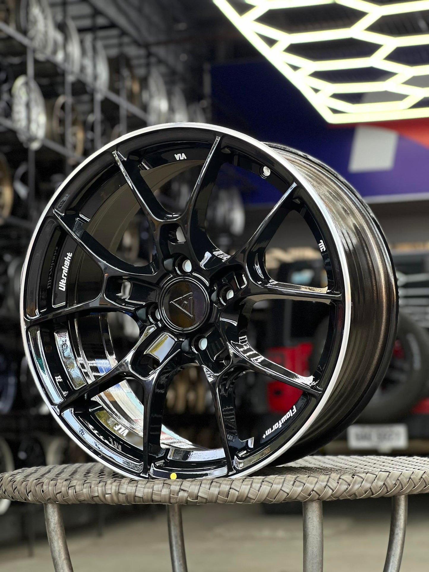VLF-ULF09 FLOW FORM 16X7X4H/100 ET35 GLOSS BLACK/PL